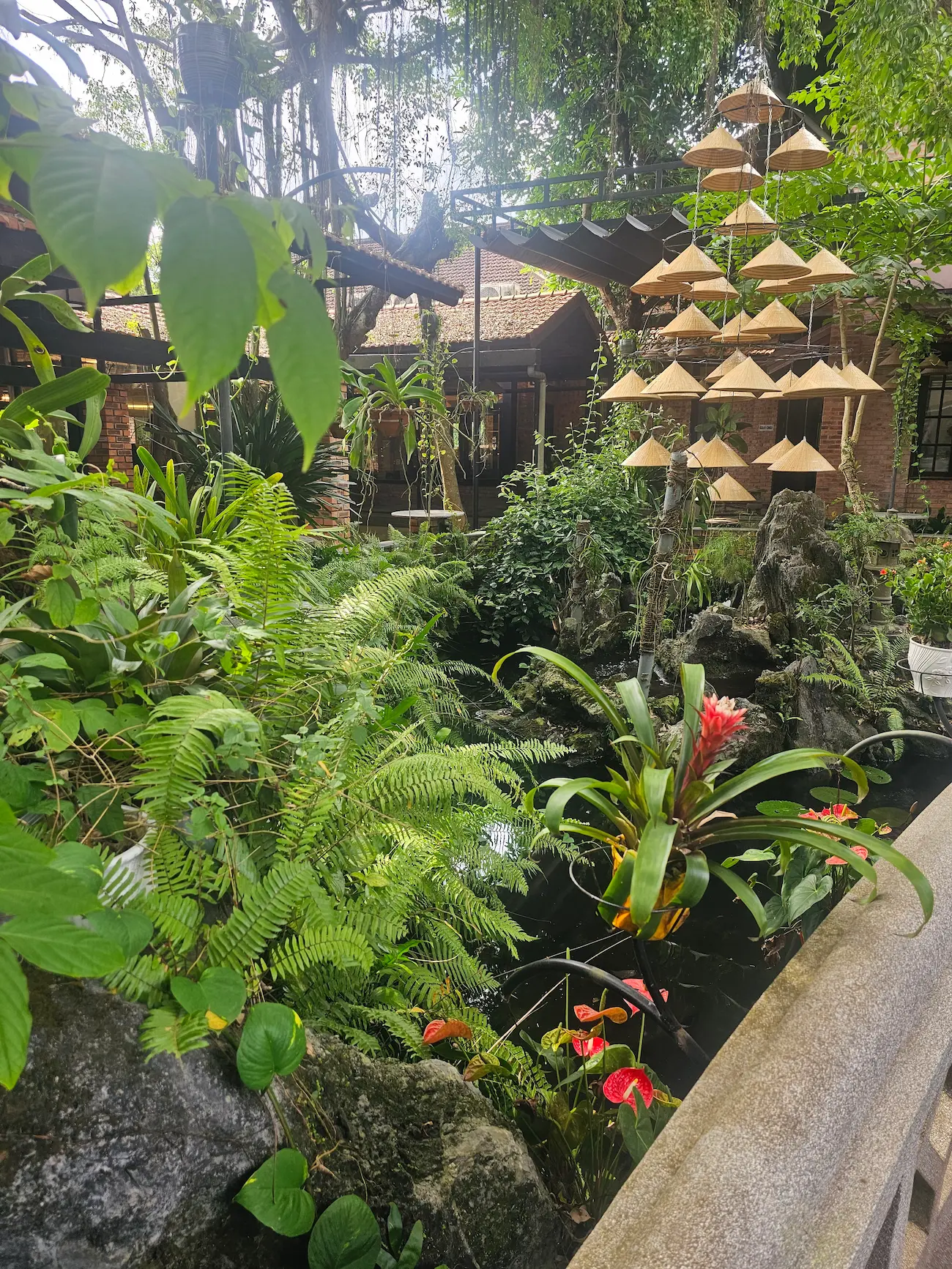 Jardín zen en una cafetería de Vietnam