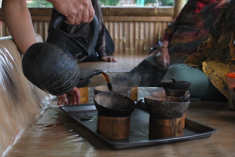 Kawa daun, infusión de hojas de café servida en cáscara de coco