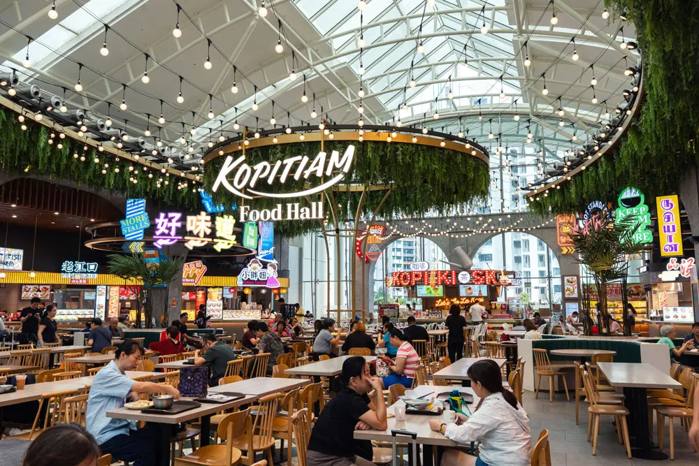 Kopitiam tradicional de Singapur con taza de porcelana