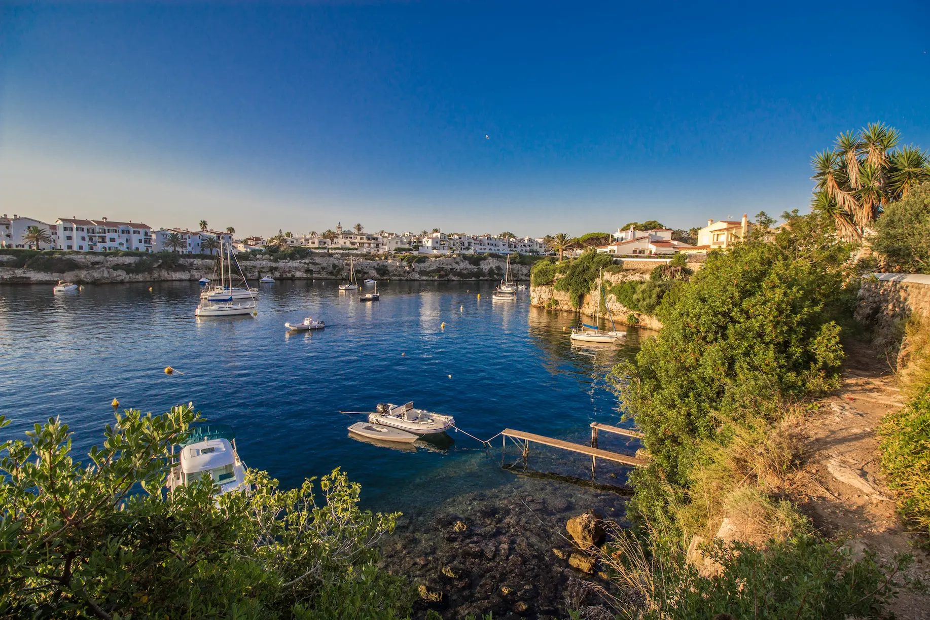 Cala de aguas turquesas en la costa de Menorca
