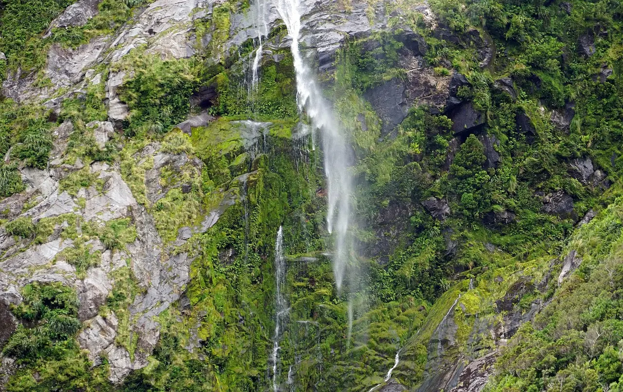 Cascadas y nubes bajas sobre las paredes del fiordo de Milford Sound, en Nueva Zelanda