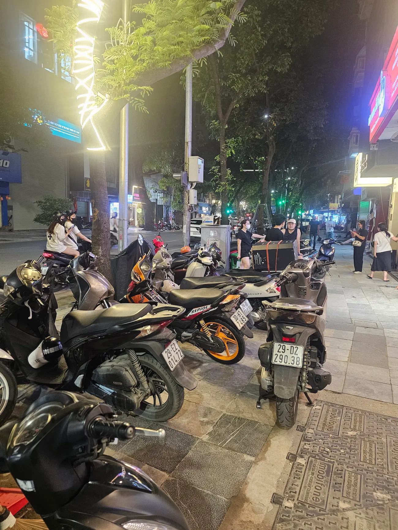 Motos aparcadas en una calle de Hanói, Vietnam