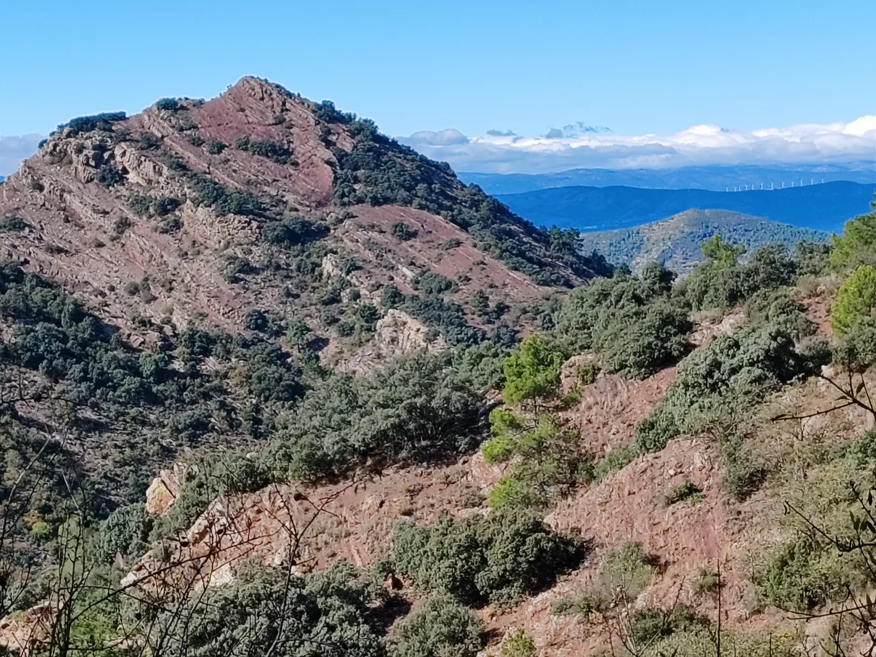 Paisaje de montaña y mar en una ruta de senderismo · somos más adaptables de lo que creemos