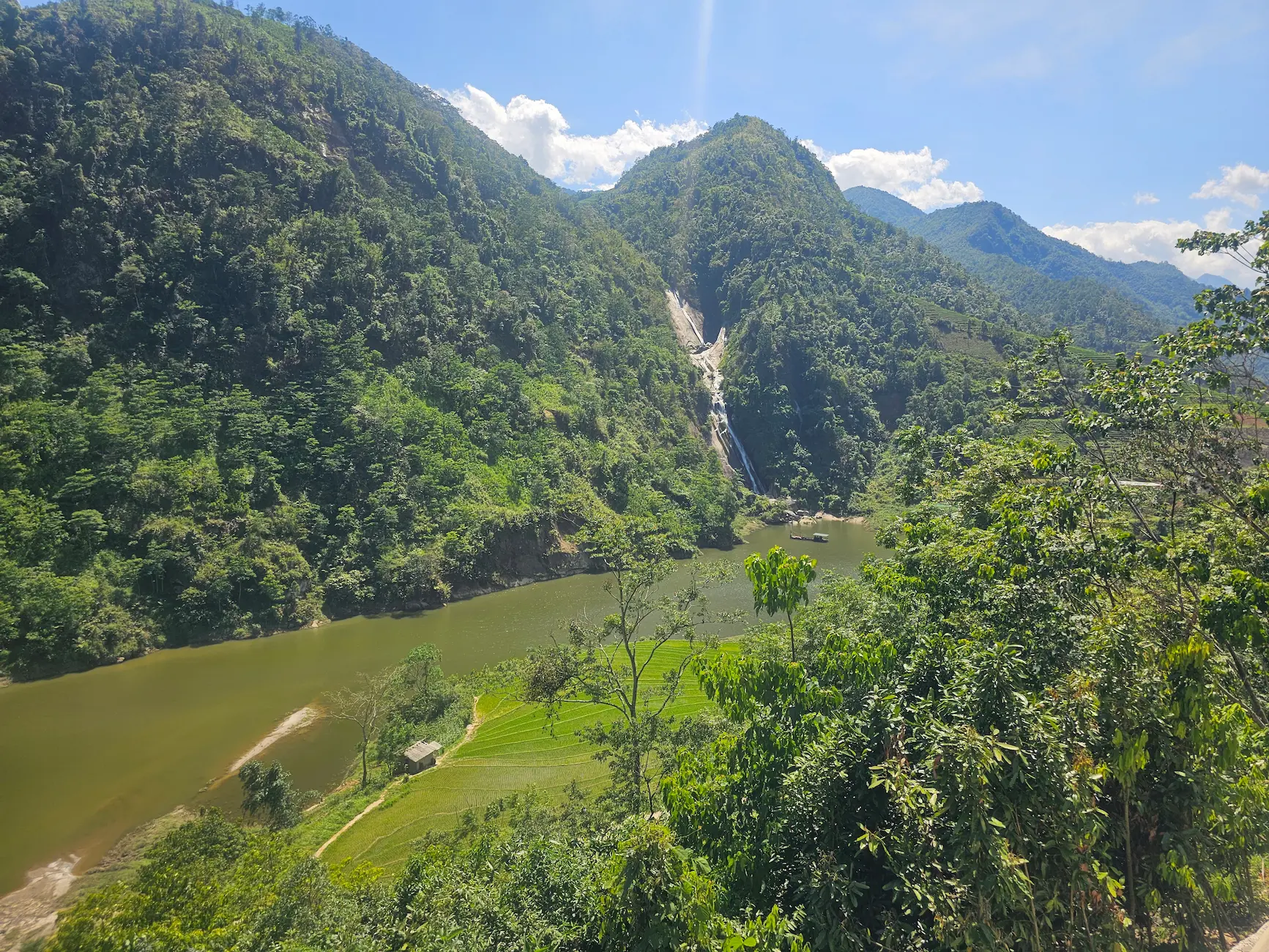 Río en Vietnam con una barca solitaria al fondo entre la niebla de la mañana