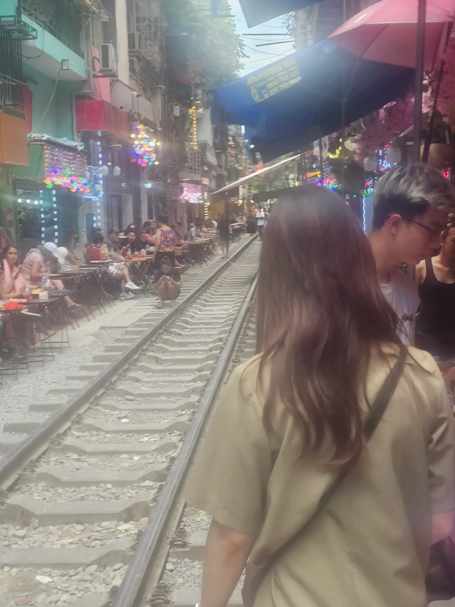 Paseando entre las terrazas de la calle del tren de Hanói