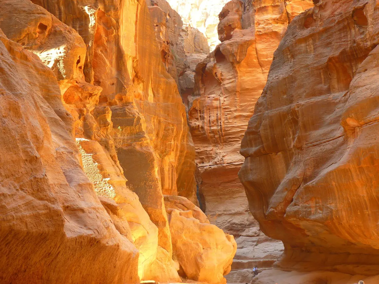 El Siq de Petra, el desfiladero estrecho que lleva hasta la ciudad nabatea, en Jordania