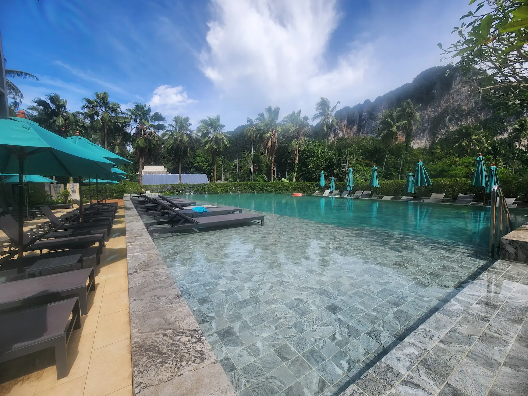 Piscina de uno de los hoteles del viaje a Tailandia