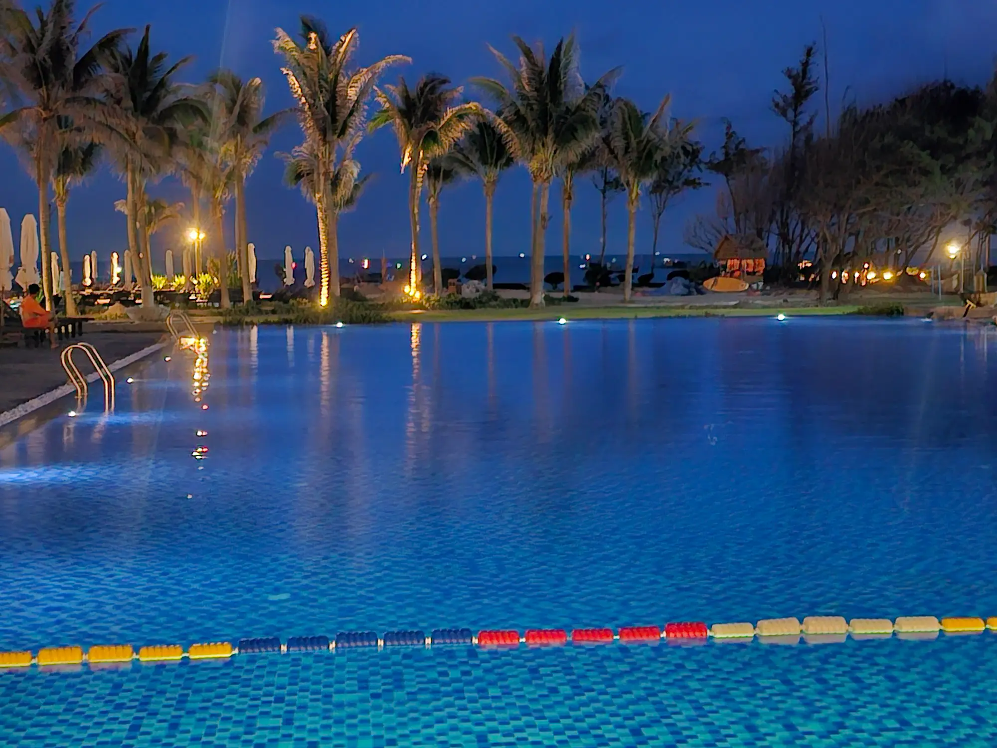 Piscina de noche en Vietnam, imagen principal del artículo de neurociencia del viaje