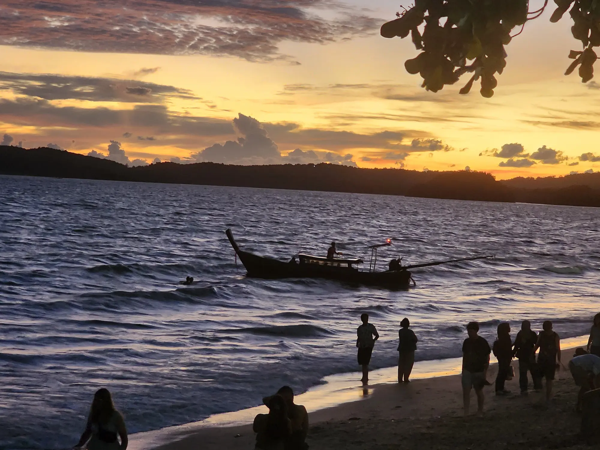 Atardecer sobre una playa de Tailandia