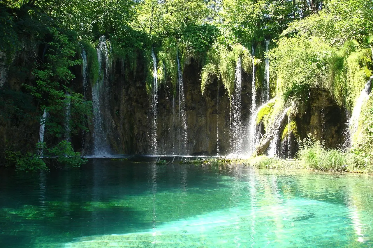 Cascadas y lagos de agua transparente del parque nacional de Plitvice, en Croacia
