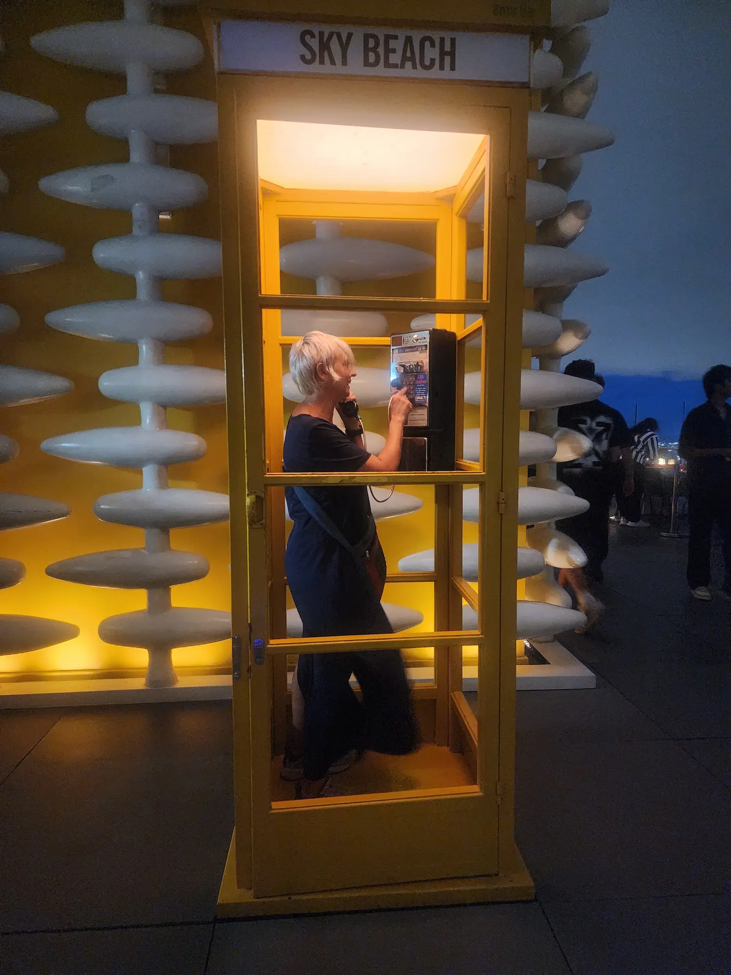Rakel junto a una cabina telefónica en Bangkok · qué destino de Asia elegir