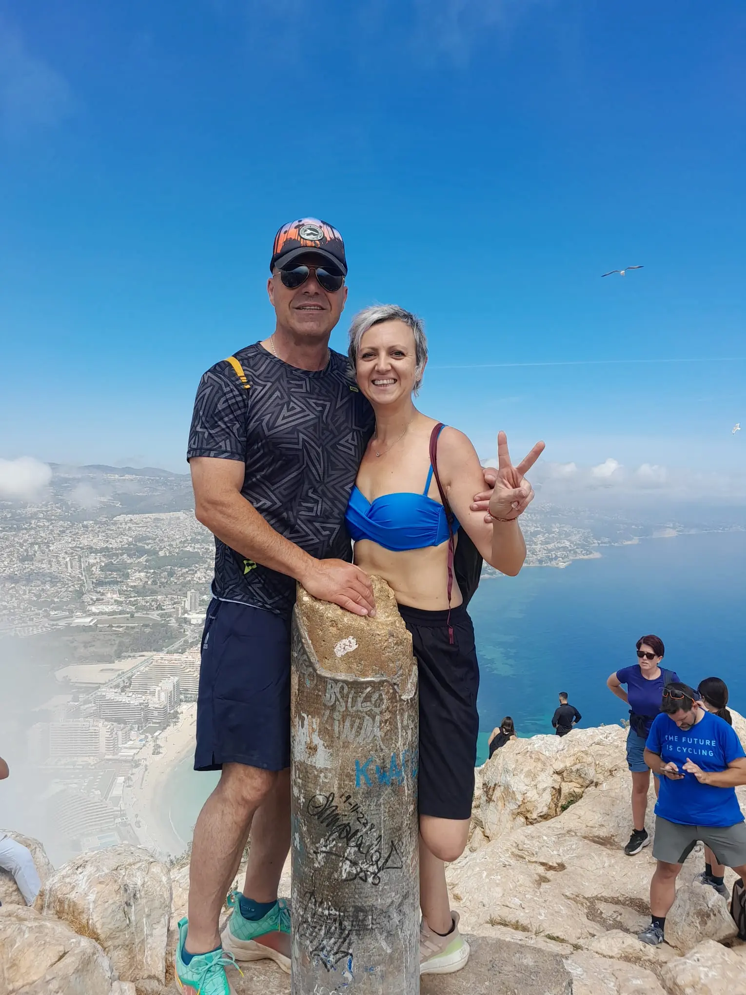 Rakel y Toni en la cima del Peñón de Ifach, Calpe · las versiones posibles de uno mismo