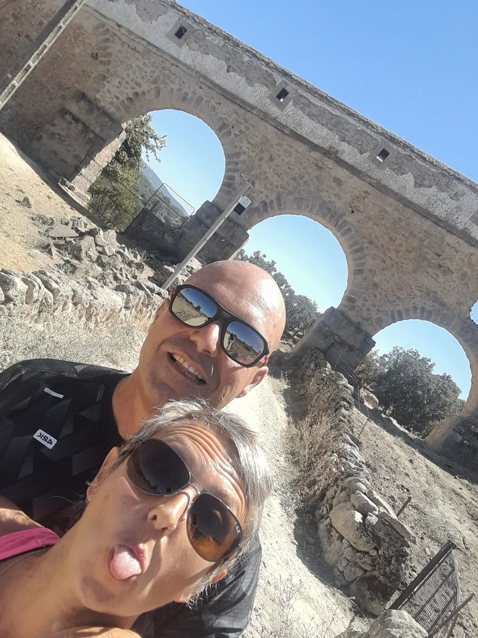 Rakel y Toni en ruta junto a un acueducto · qué queda de un viaje al volver
