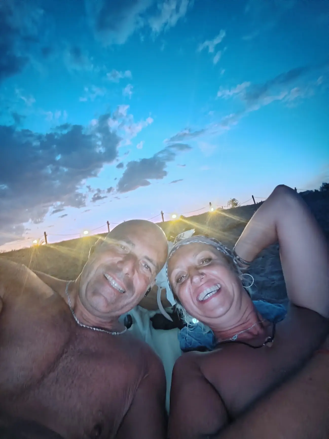 Rakel y Toni en la playa de noche · fundadores de SunZen Travel