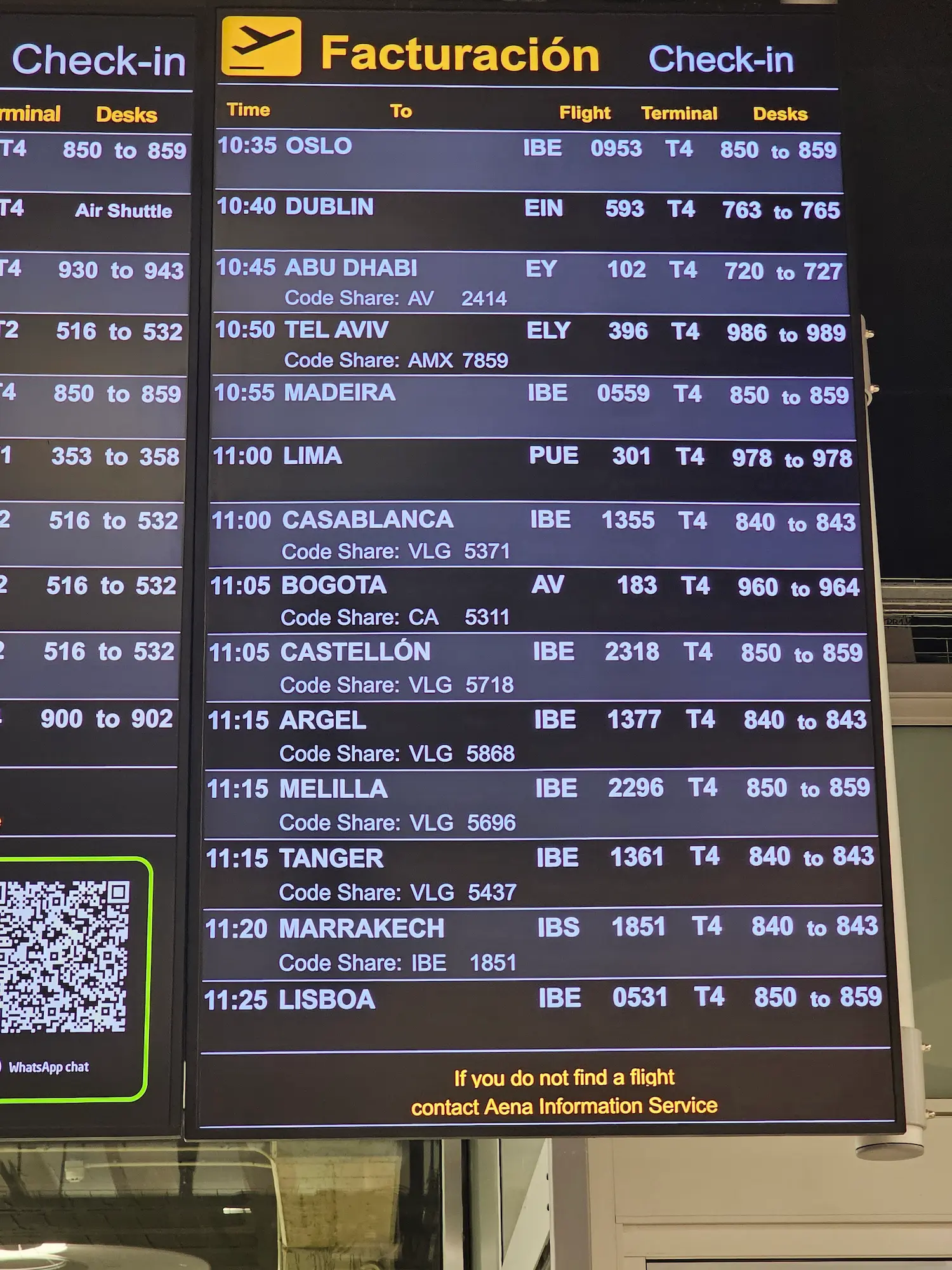 Tablero de salidas de un aeropuerto con destinos internacionales de Asia