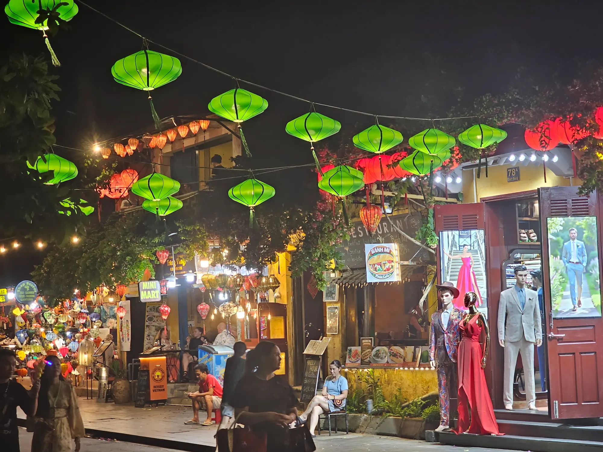 Tiendas de la calle antigua de Hoi An, en el centro de Vietnam