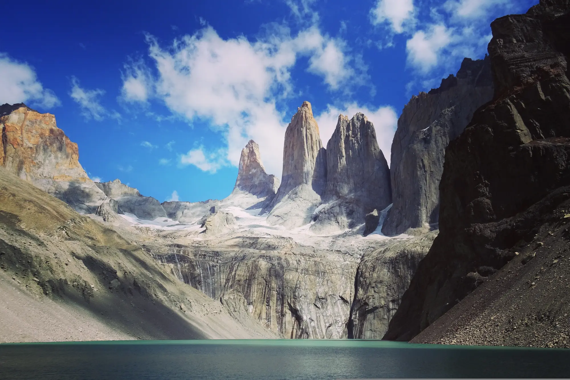 Los macizos de granito de las Torres del Paine sobre un lago turquesa, en la Patagonia chilena