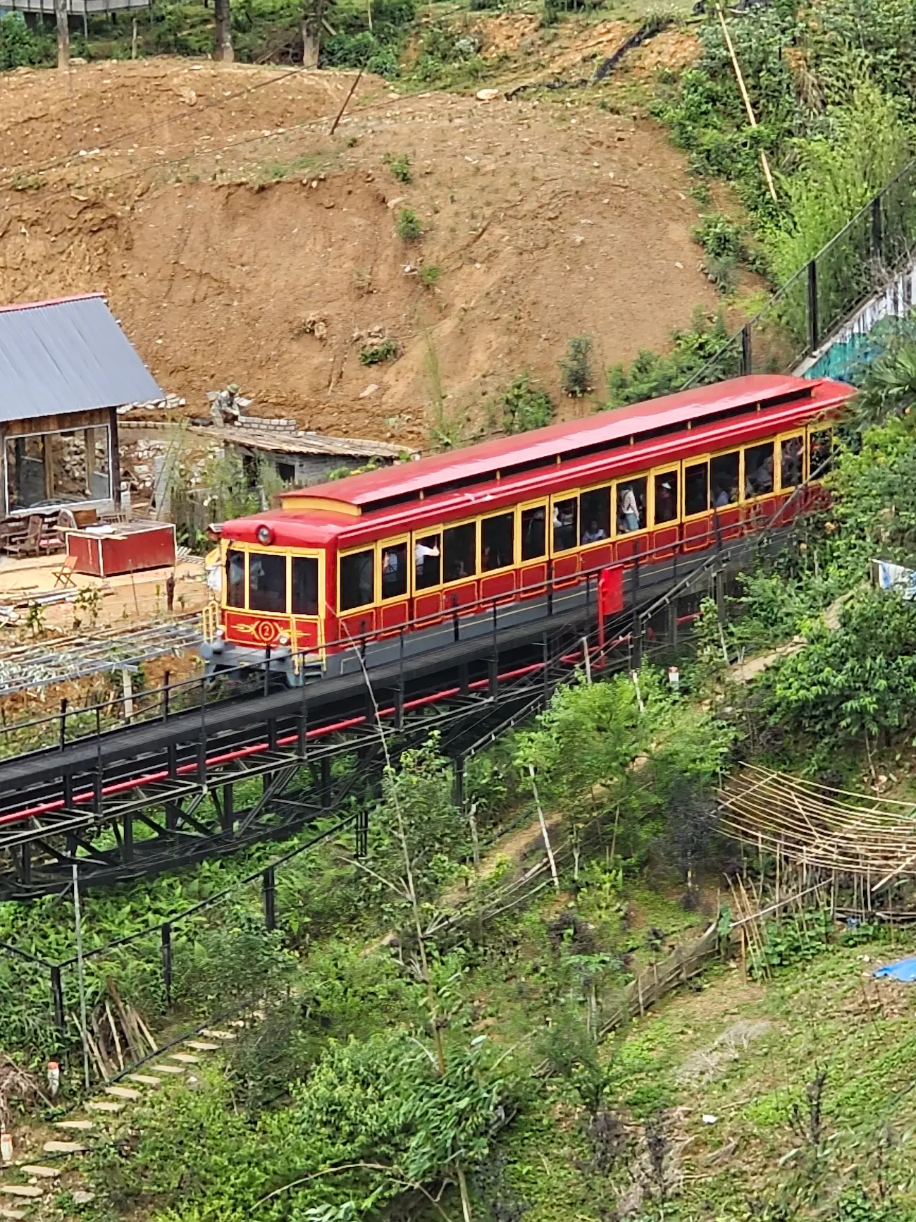 Tren de montaña cruzando un viaducto entre la vegetación de Sapa