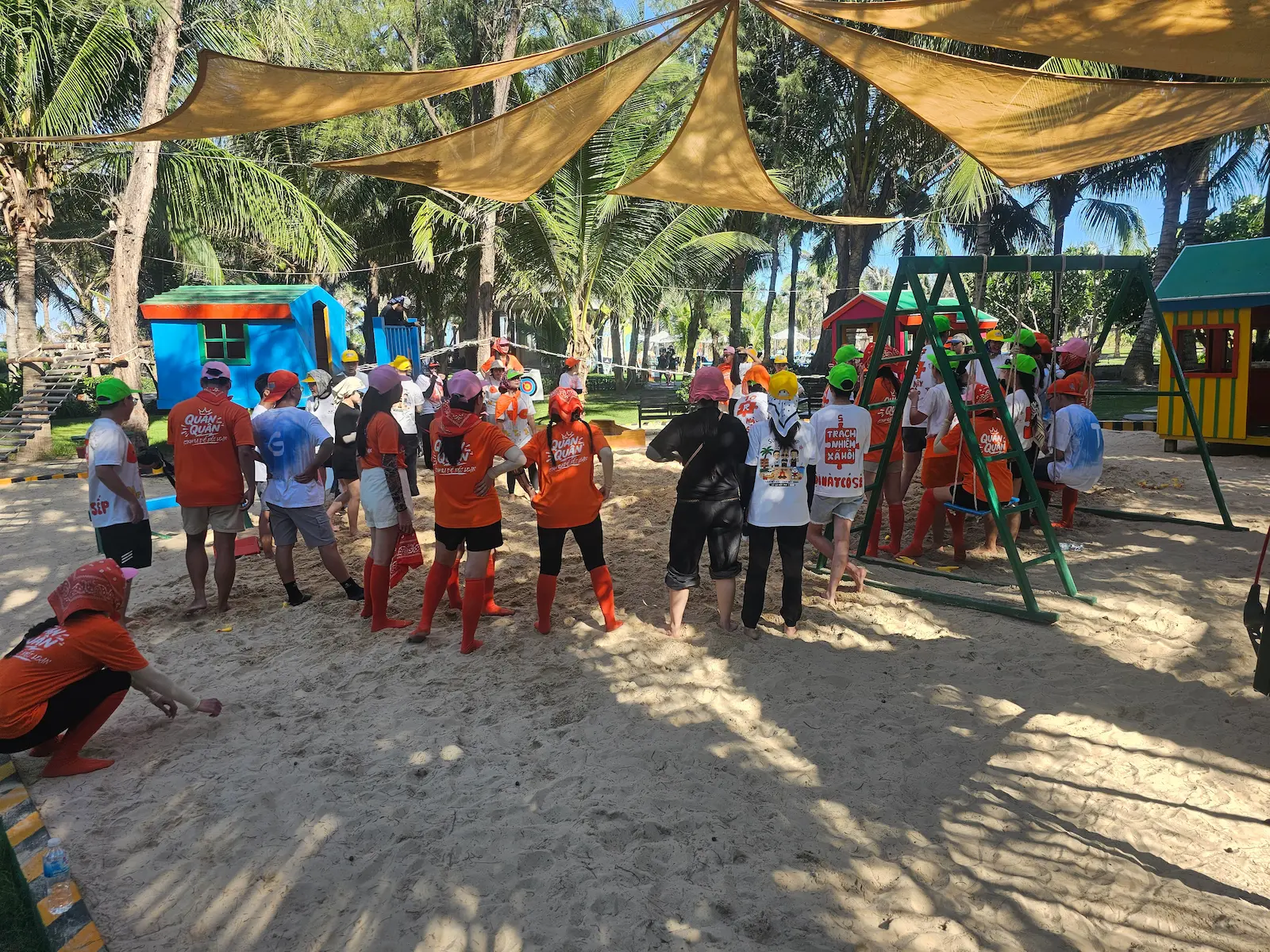 Vietnamitas jugando a un juego de mesa en un alojamiento de Vietnam