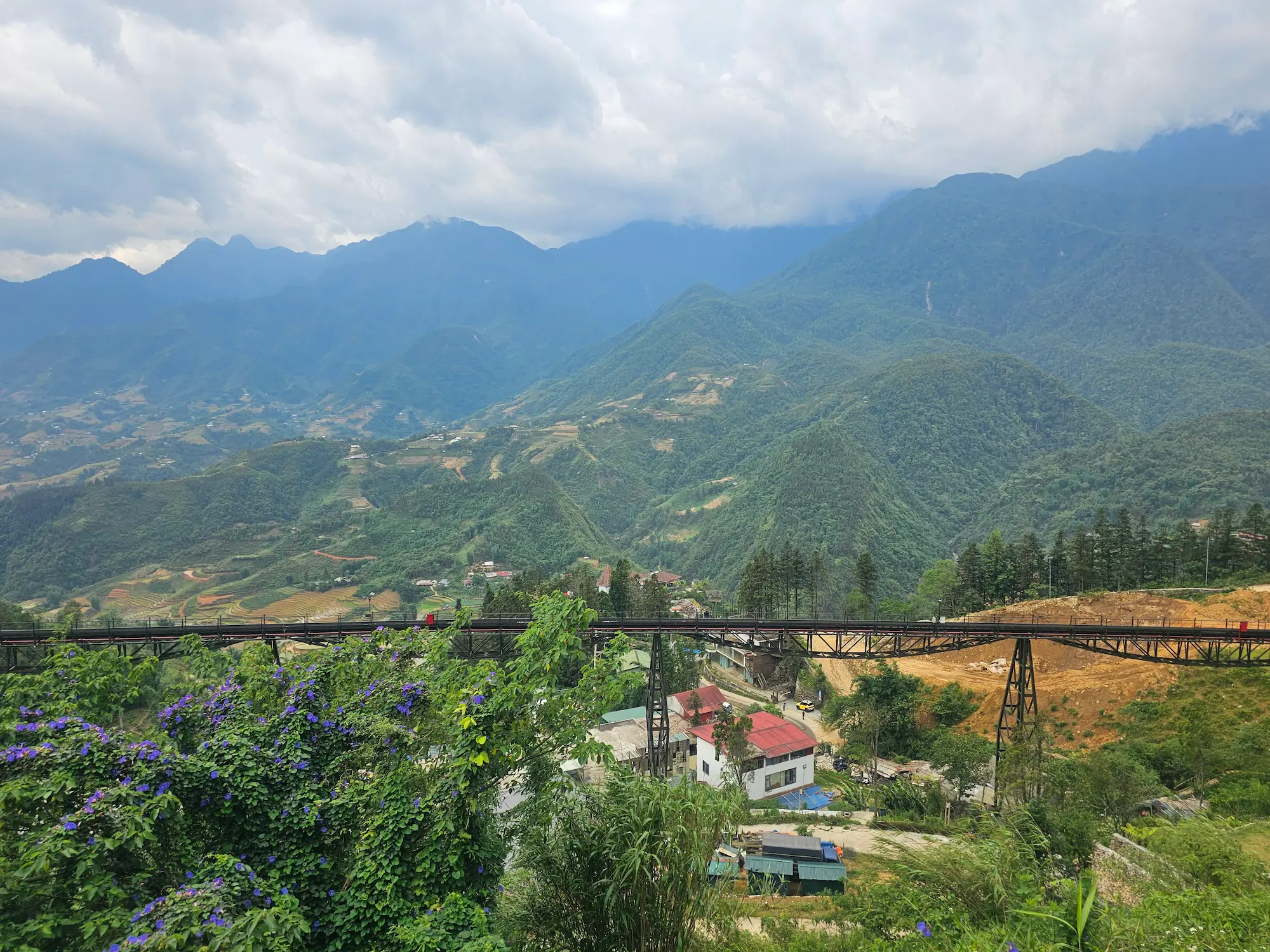 Vistas de montaña en el valle de Sapa