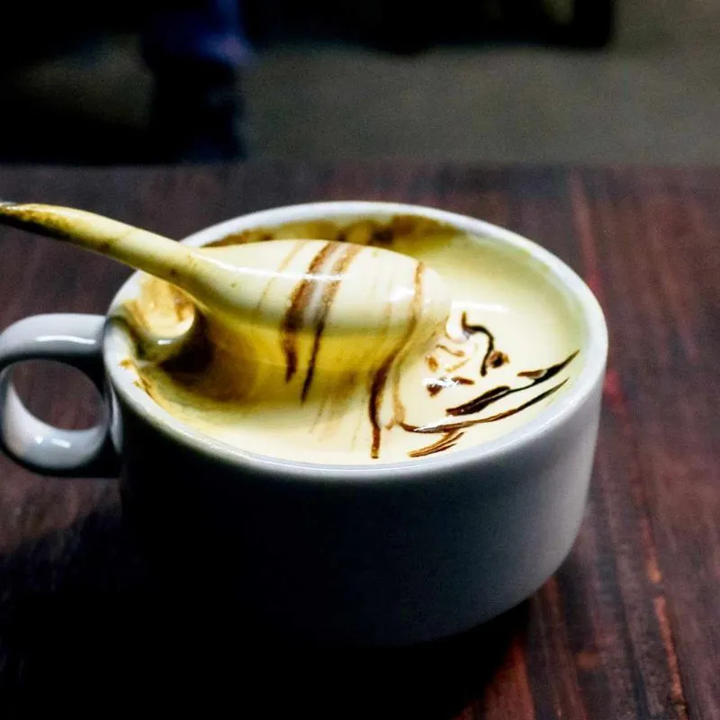 Versión tailandesa del café con huevo vietnamita, en Chiang Mai