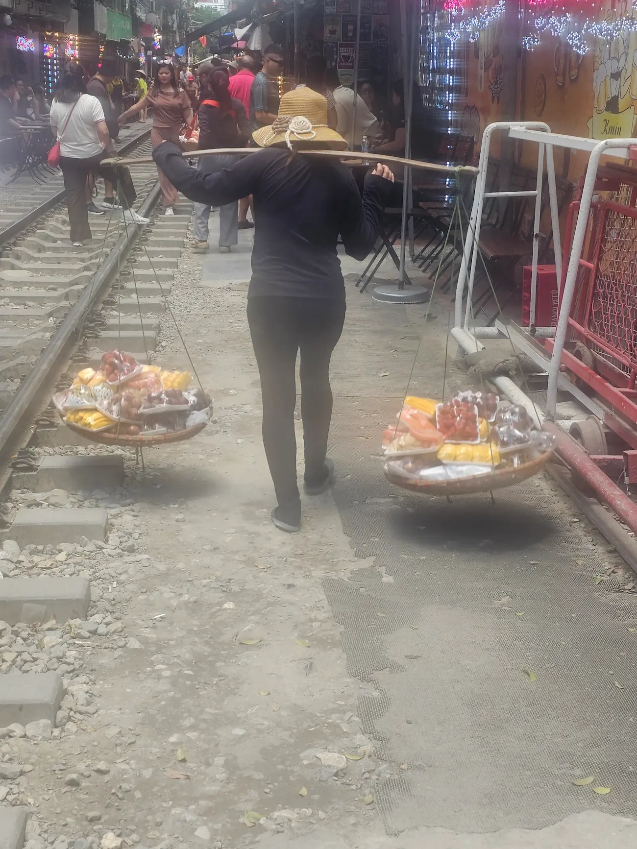 Comerciante ambulante vendiendo por una calle de Vietnam