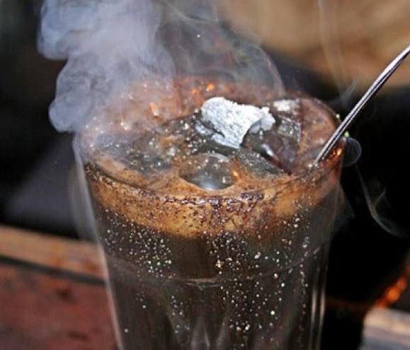 Kopi joss, café con un carbón encendido dentro del vaso, Yogyakarta