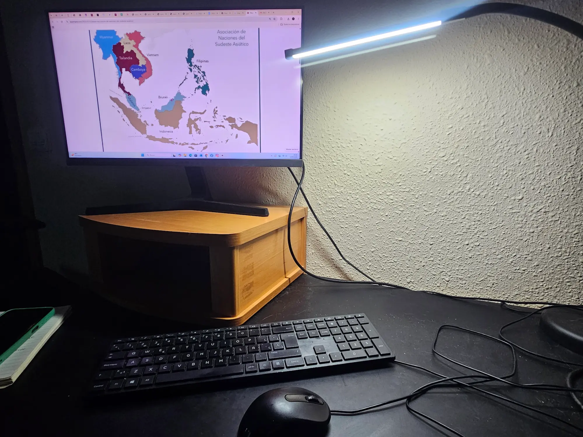 Pantalla de ordenador con un mapa del Sudeste Asiático y muchas pestañas abiertas mientras se organiza un viaje a Asia