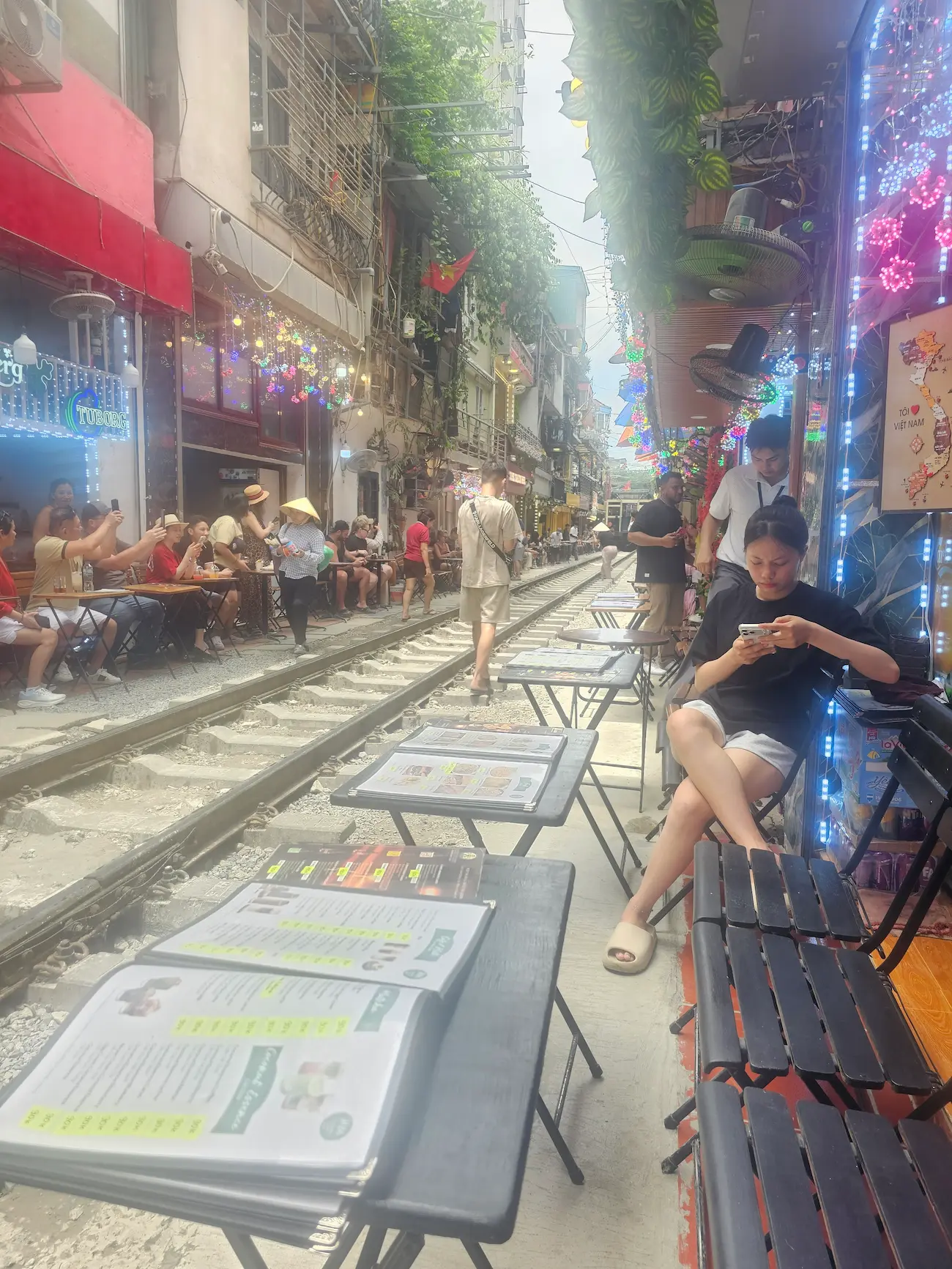 Paso del tren entre las terrazas de las casas del casco antiguo de Hanói