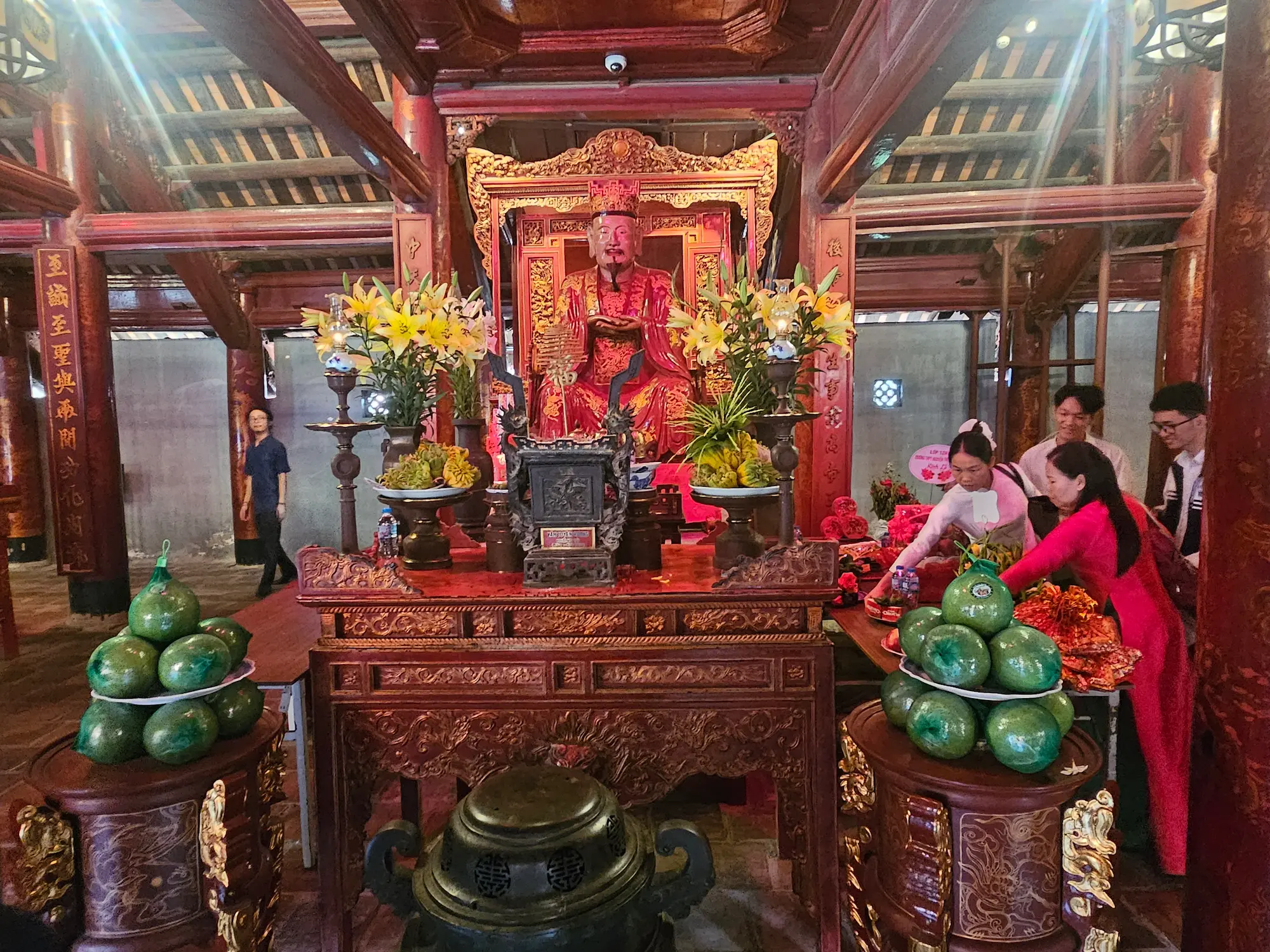 Altar familiar vietnamita cubierto de ofrendas e incienso encendido