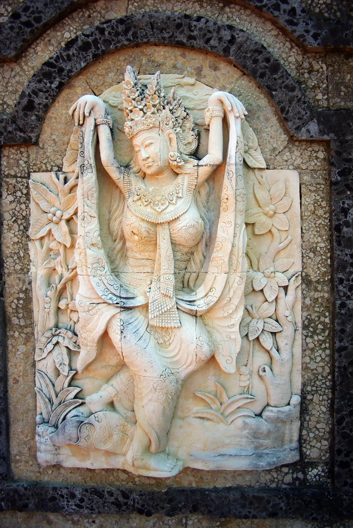 Relieve de piedra balinés con una figura de bailarina