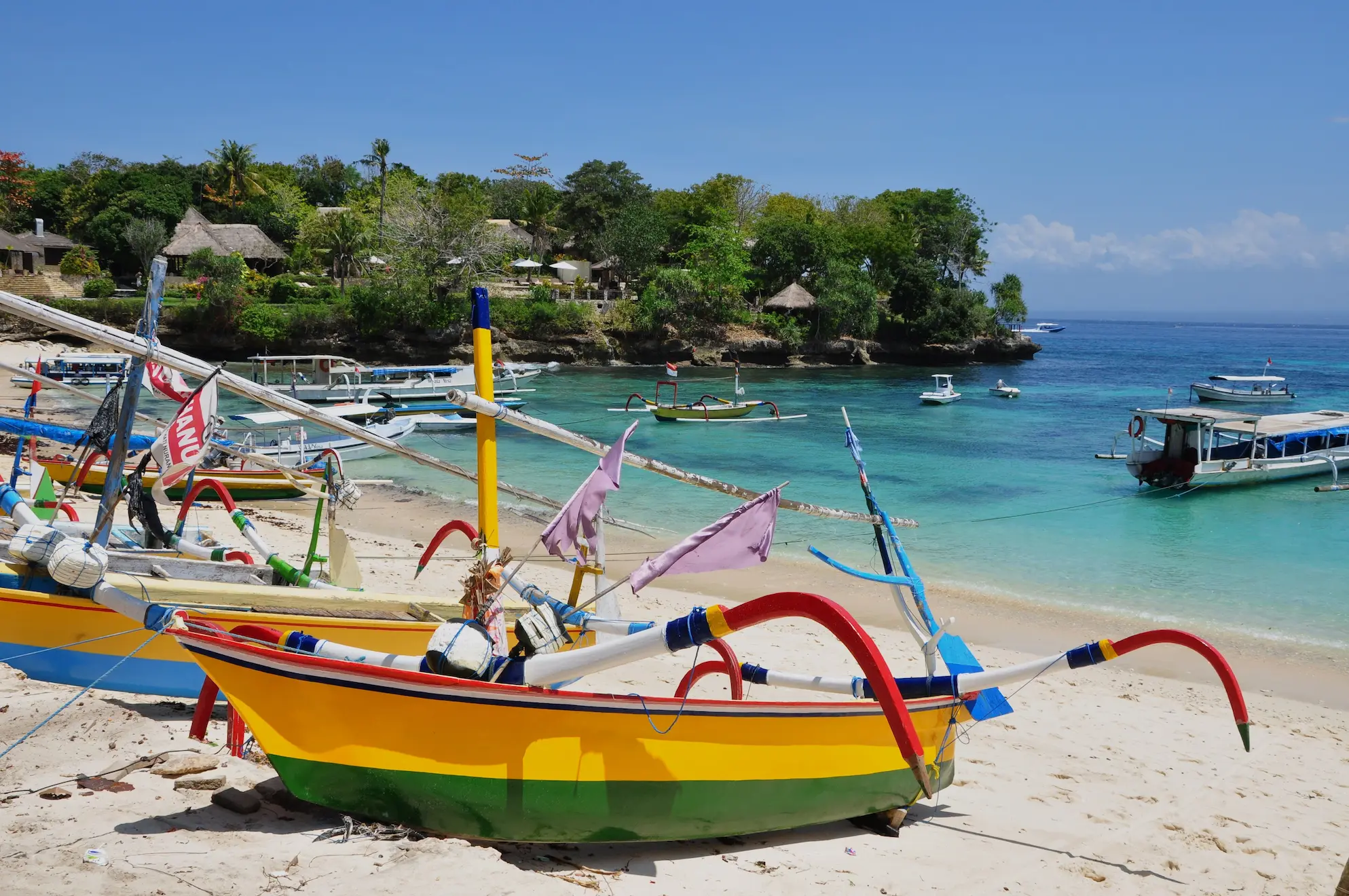 Barcas tradicionales balinesas de colores en la arena de una playa
