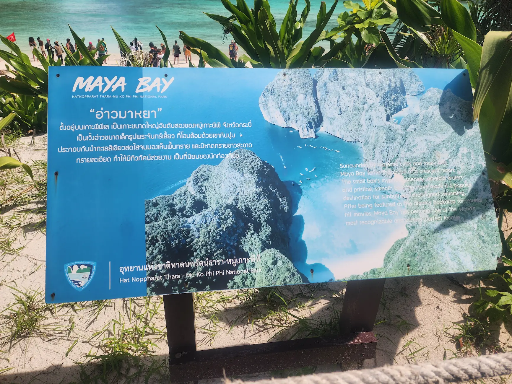 Cartel del parque nacional con las normas de visita de Maya Bay