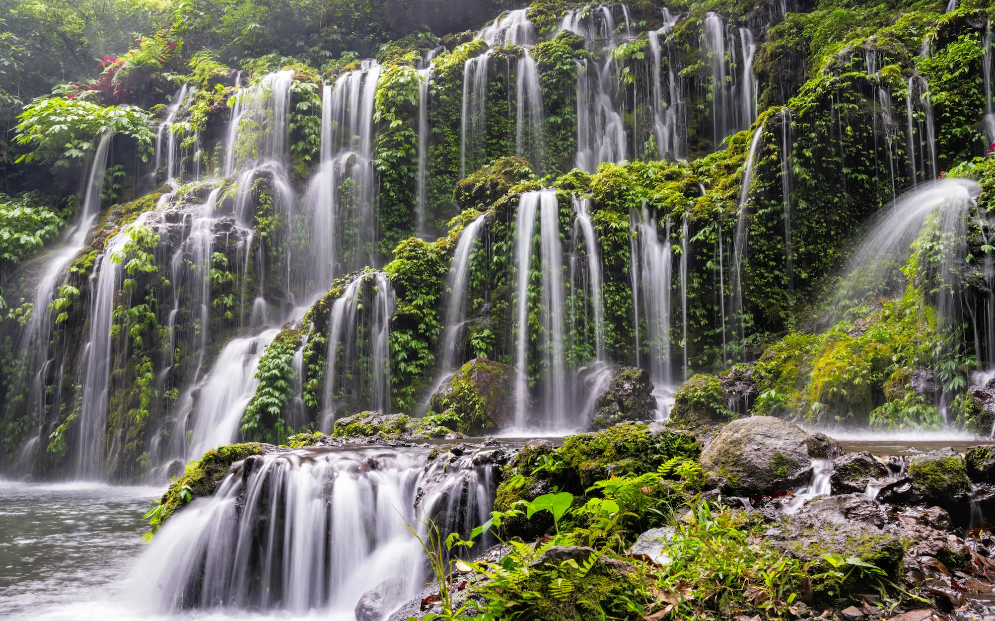 Cascada de varios saltos entre vegetación en Bali