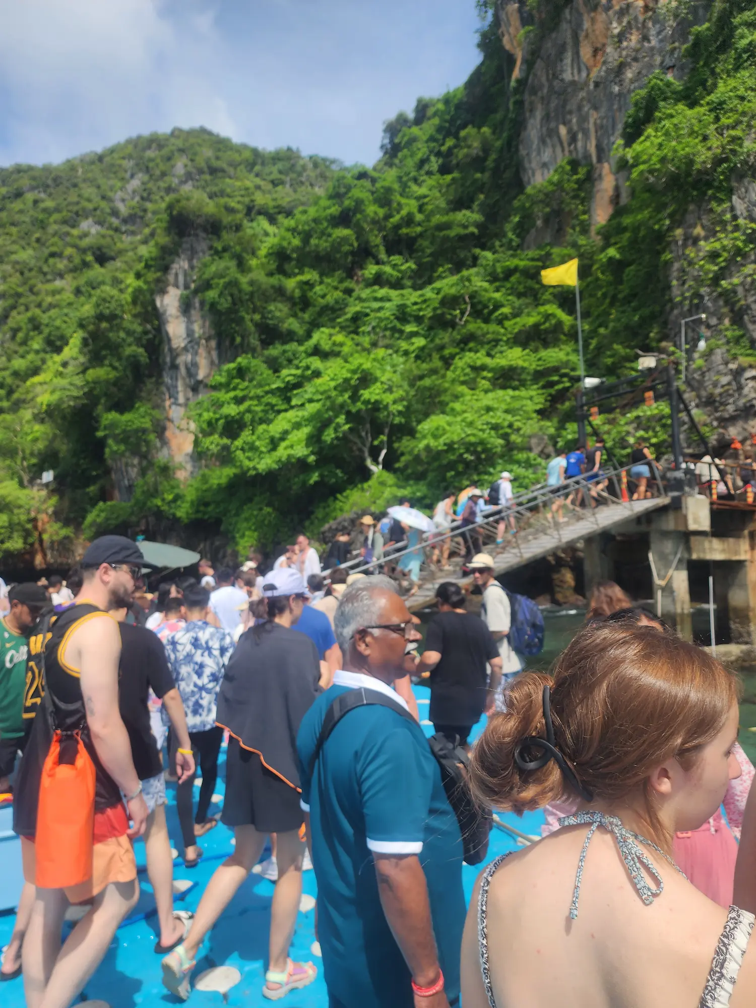 Cola de visitantes esperando para acceder a la playa de Maya Bay