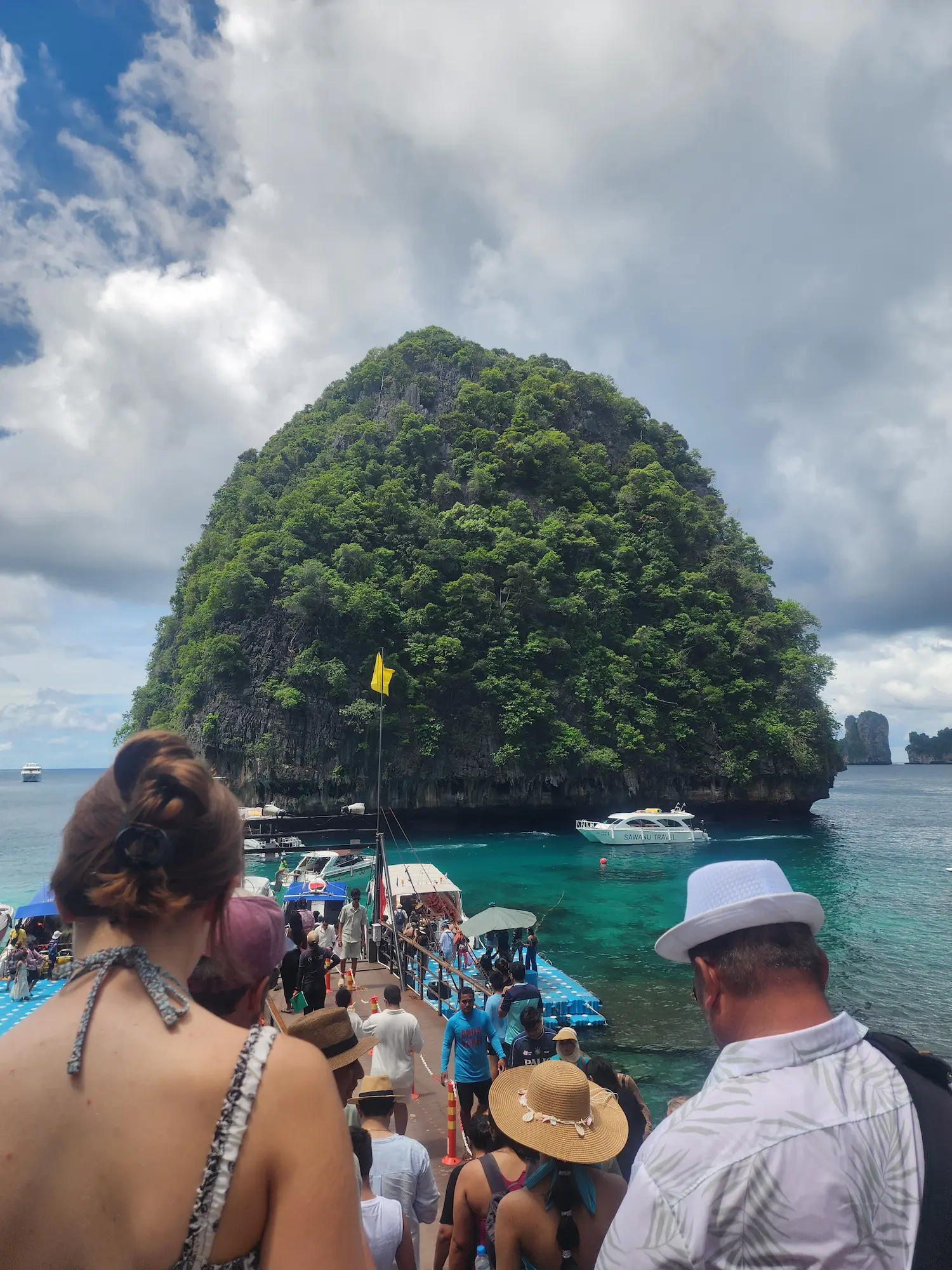 Barcas de visitantes en el acceso al parque nacional