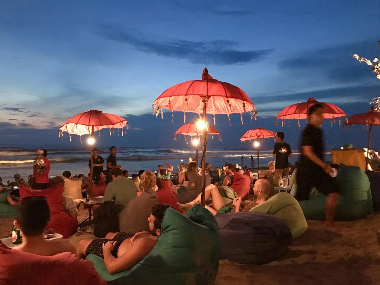 Celebración nocturna en Bali durante el Año Nuevo asiático, Indonesia