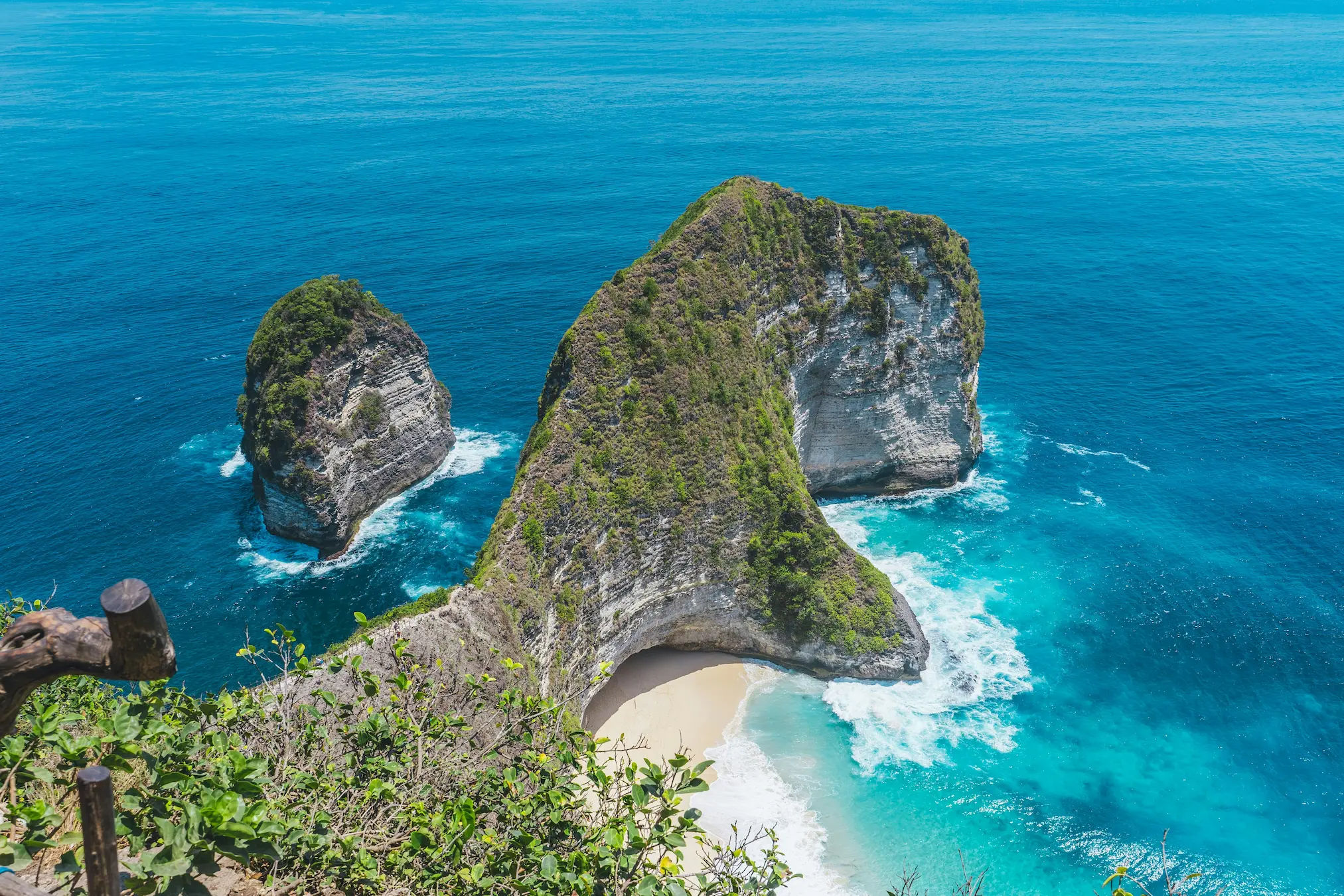 Mirador de Kelingking sobre el mar turquesa en Nusa Penida