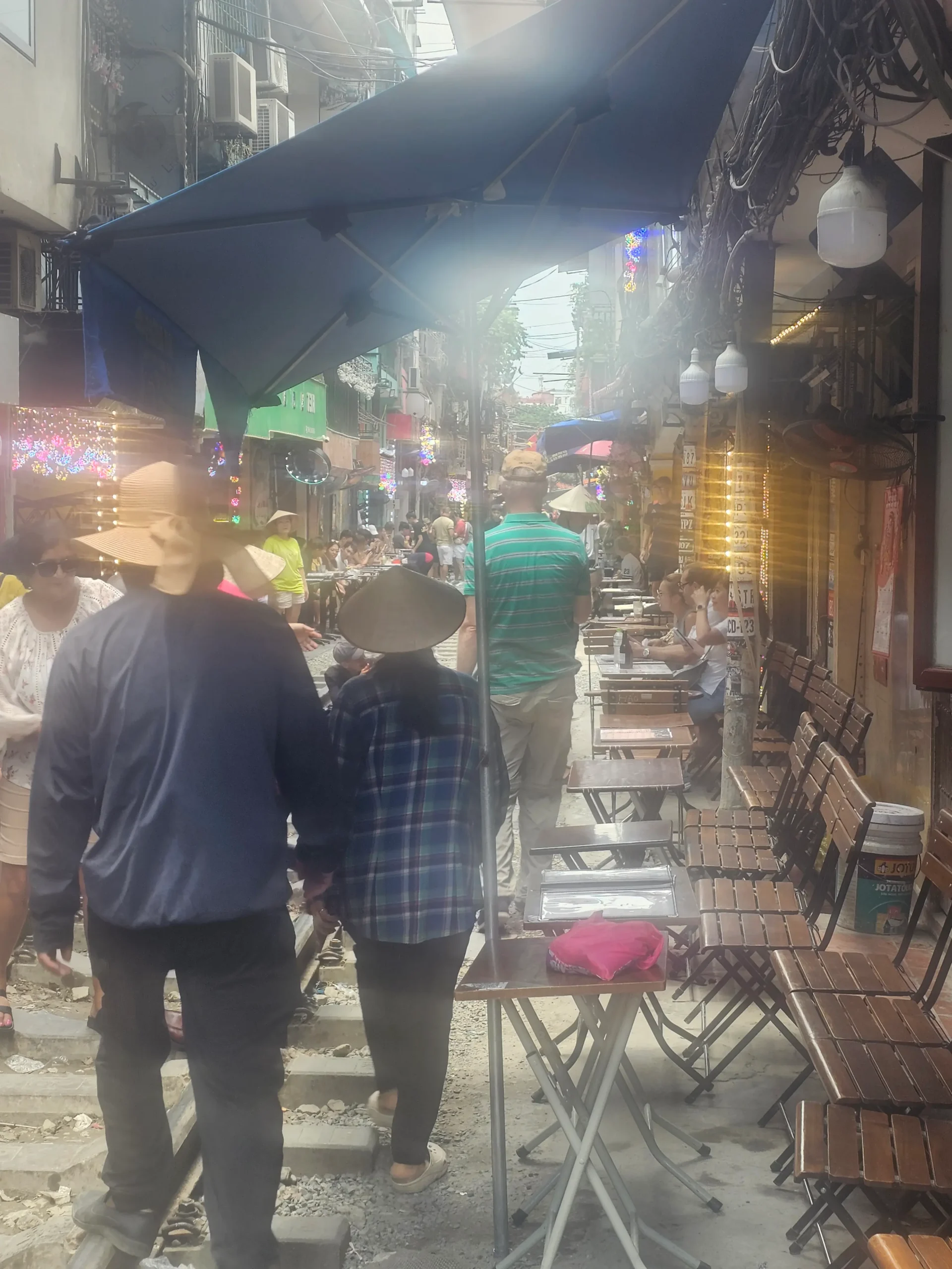 Calle de Hanói llena de gente junto a las vías del tren, Vietnam