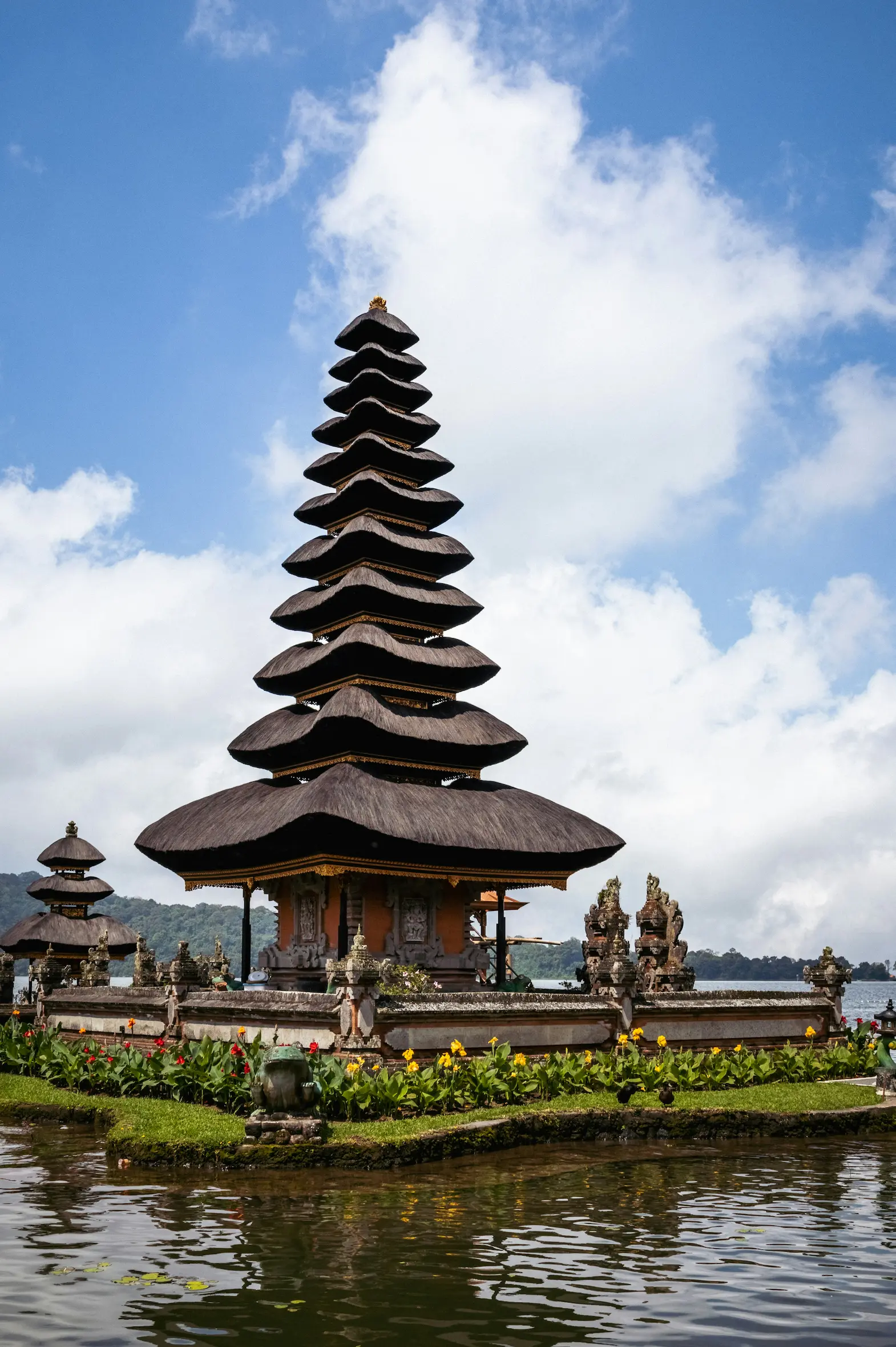 Templo Ulun Danu Bratan a orillas del lago Bratan