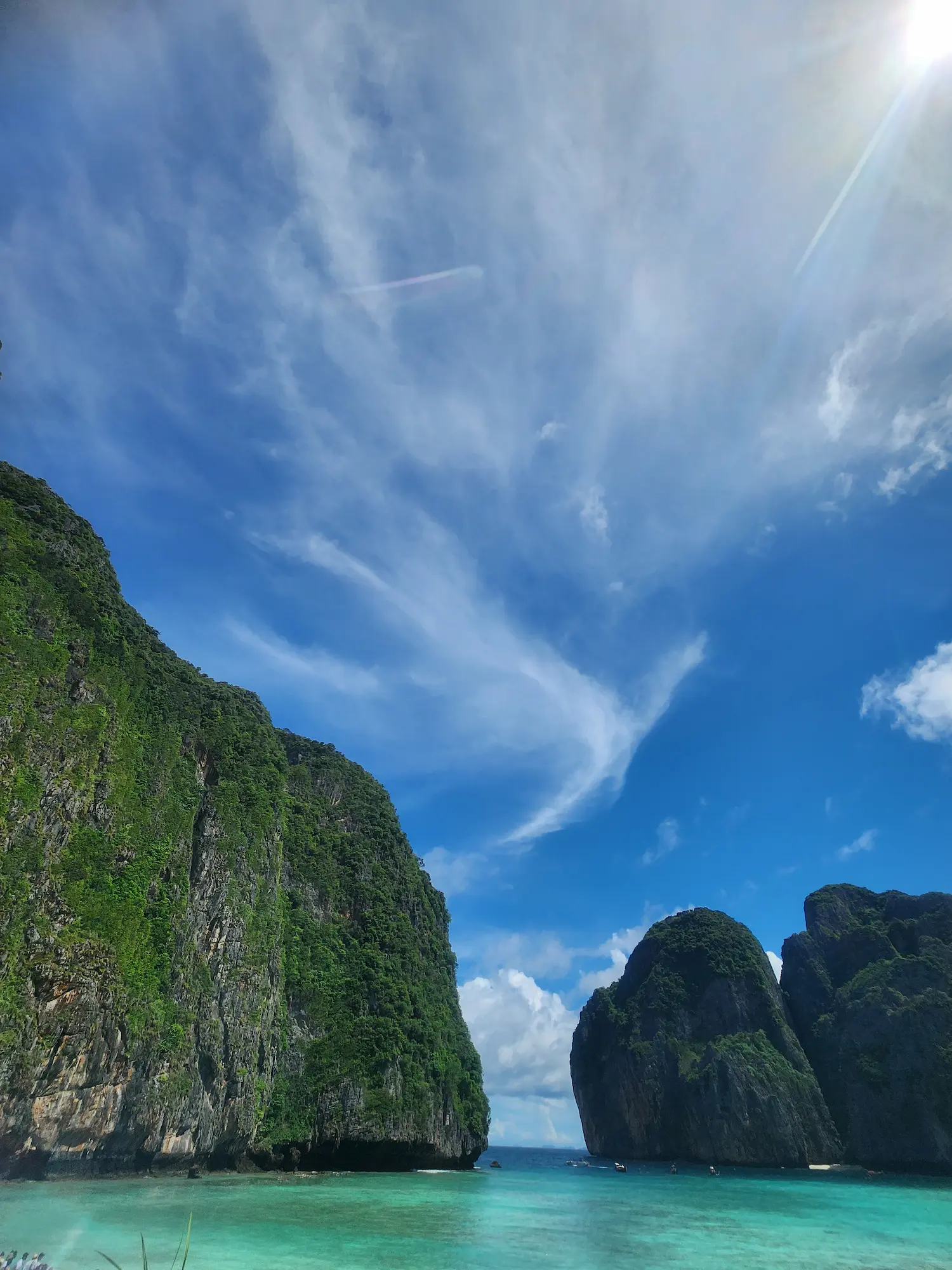 Aguas turquesas junto a los acantilados de Ko Phi Phi Leh