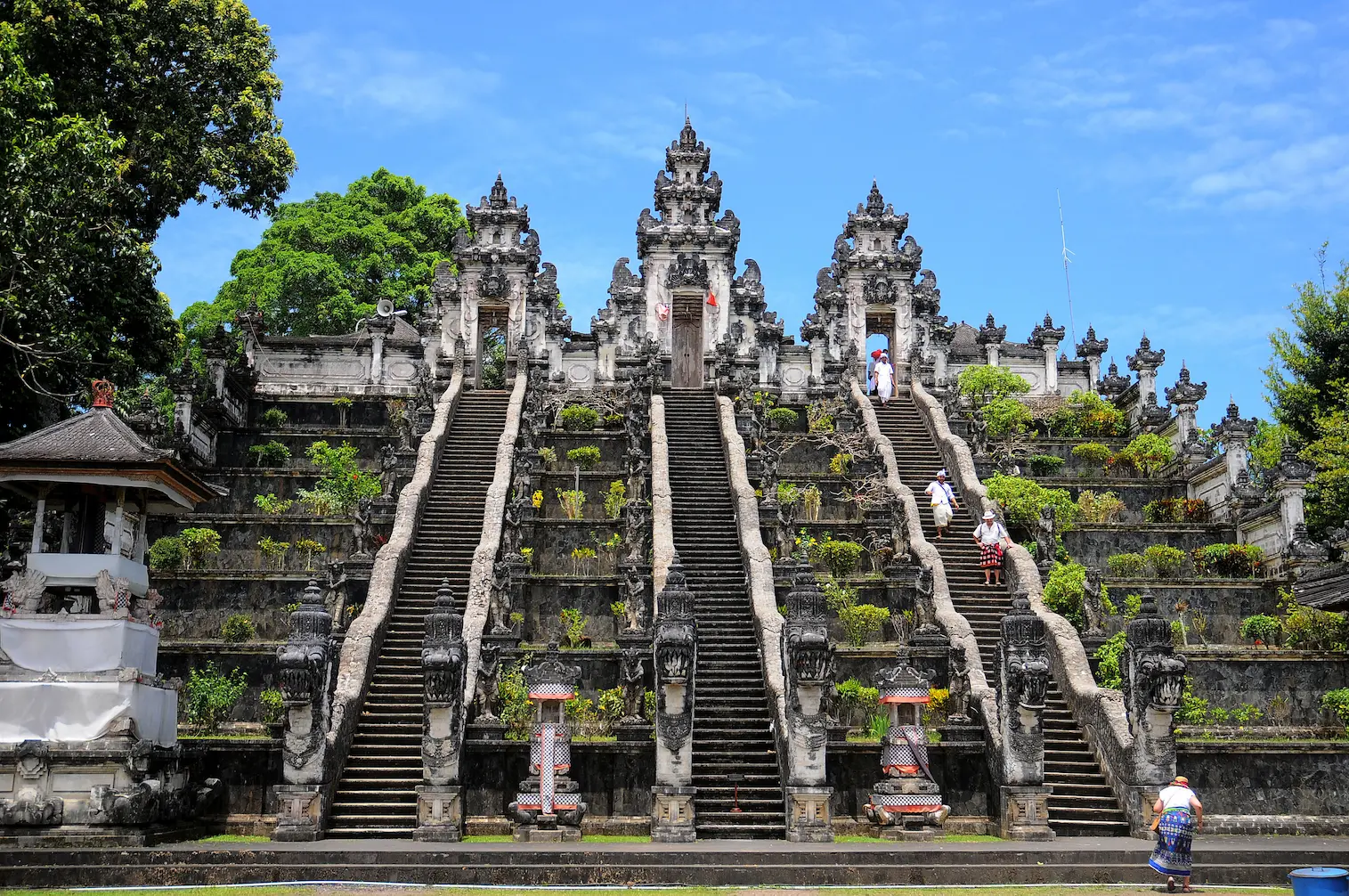 Escalinatas y puertas del templo de Lempuyang, en el este de Bali