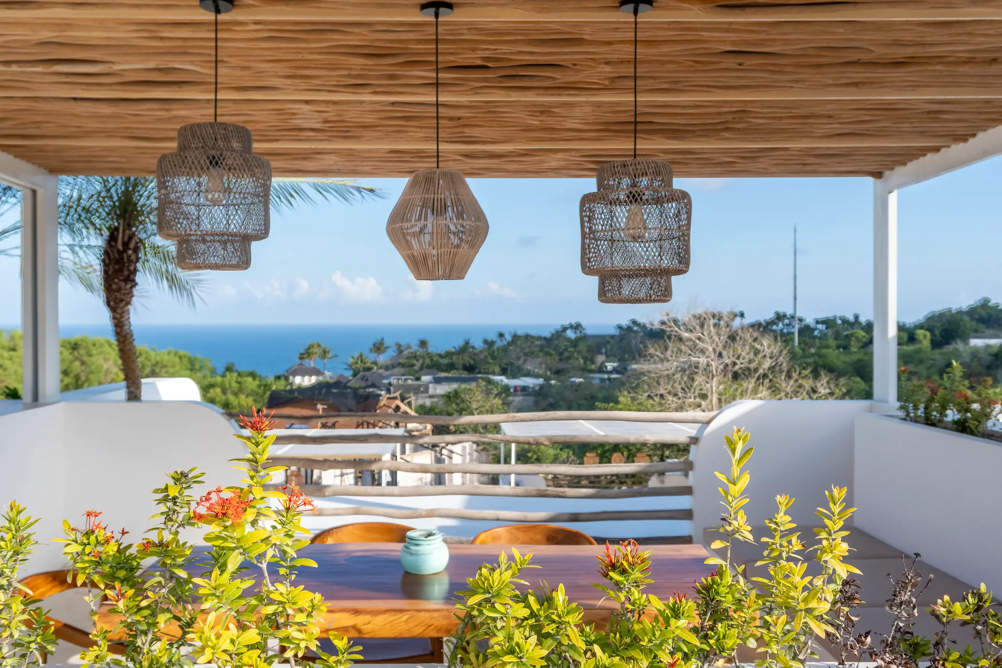 Terraza en la azotea con lámparas de fibra y vistas al mar