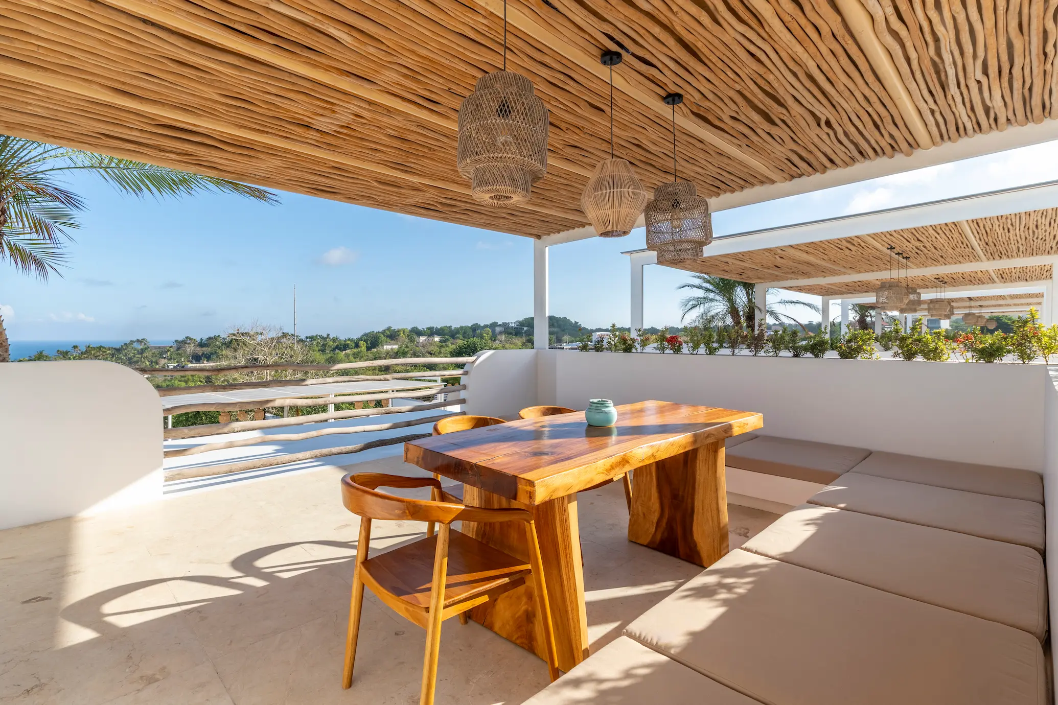 Terraza en la azotea con mesa de madera y sofá