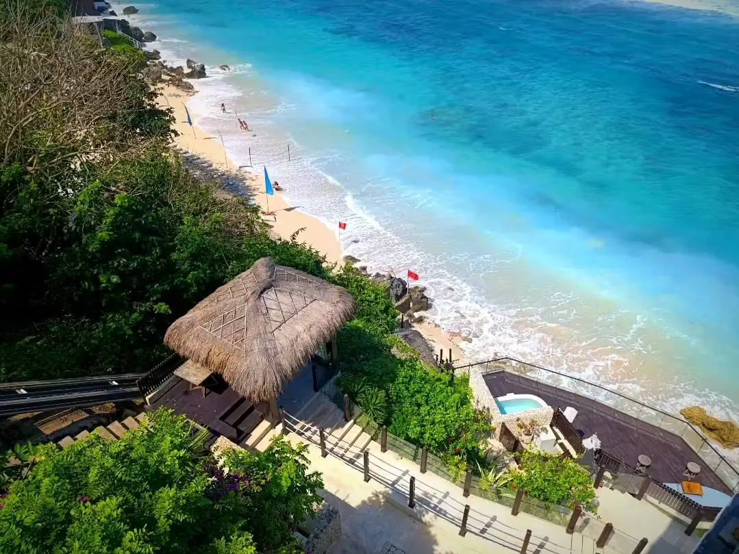 Beach club sobre la playa de Melasti, con piscina y el mar turquesa