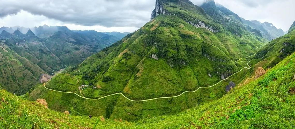 Viaje a Vietnam en grupo 2027: carretera de montaña de Ma Pi Leng sobre el cañón del Nho Que, en Ha Giang