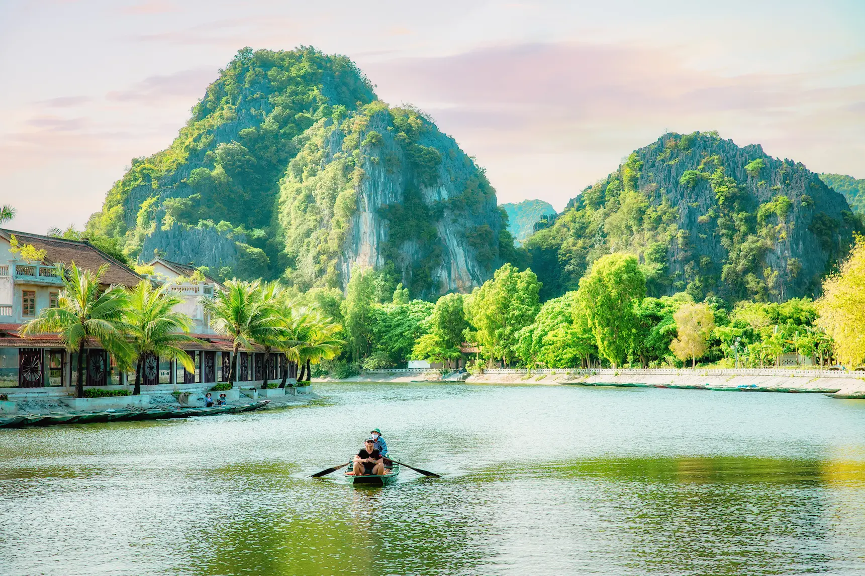 Barcas entre arrozales y montañas de caliza en Tam Coc, Ninh Binh