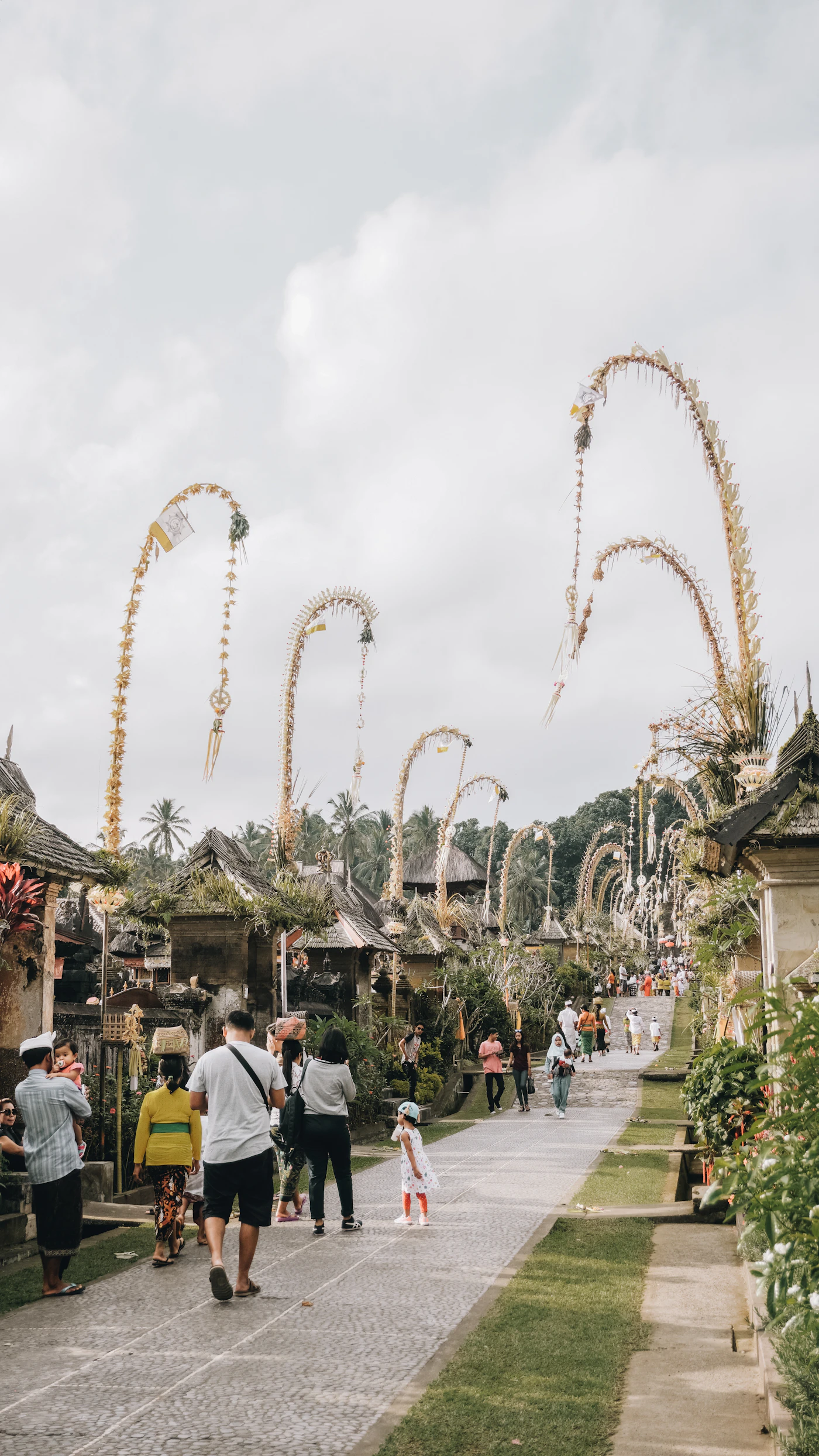 Calle empedrada de la aldea tradicional de Penglipuran, en Bali