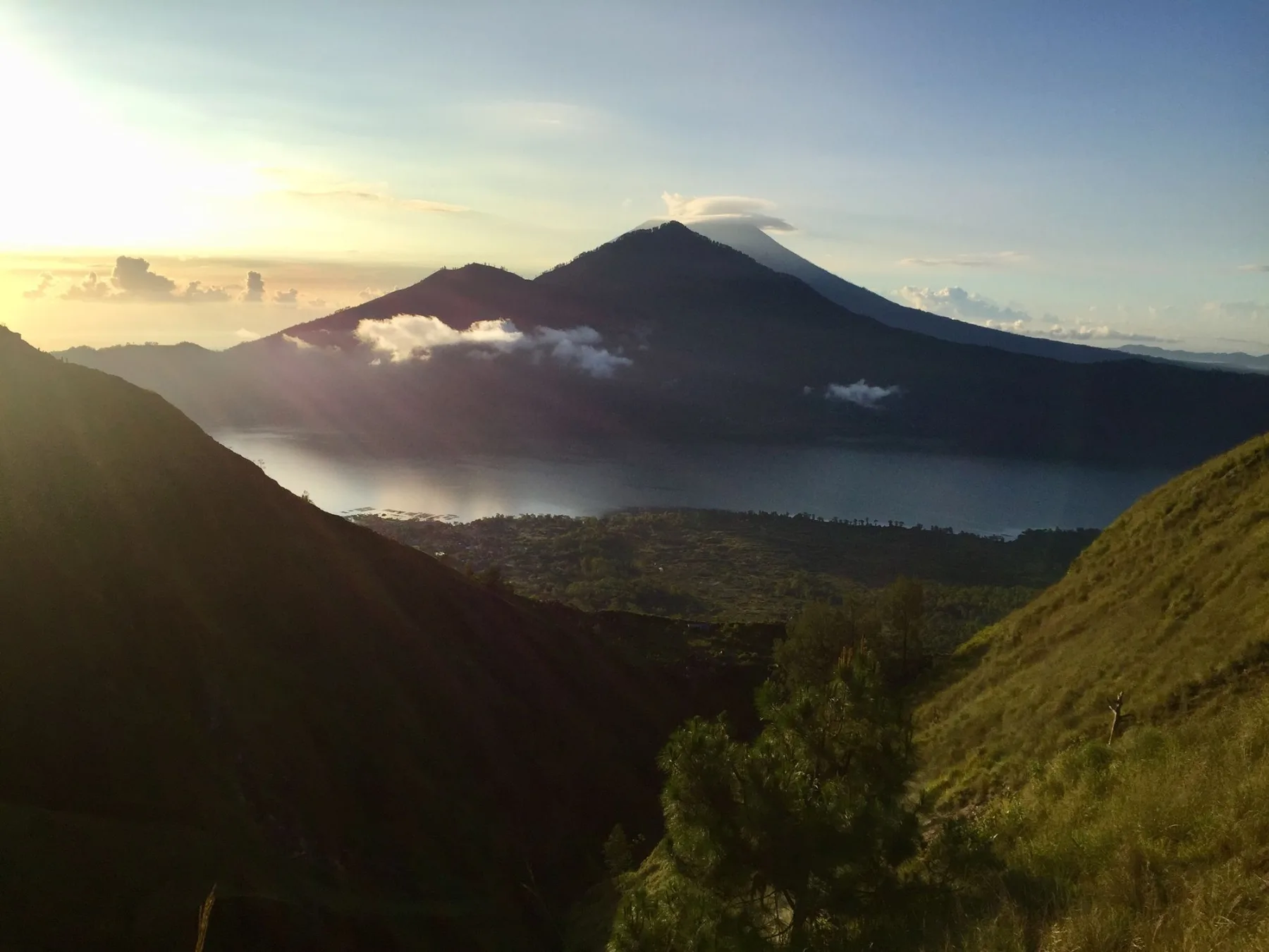 Amanecer sobre el volcán Batur y su lago, en Kintamani