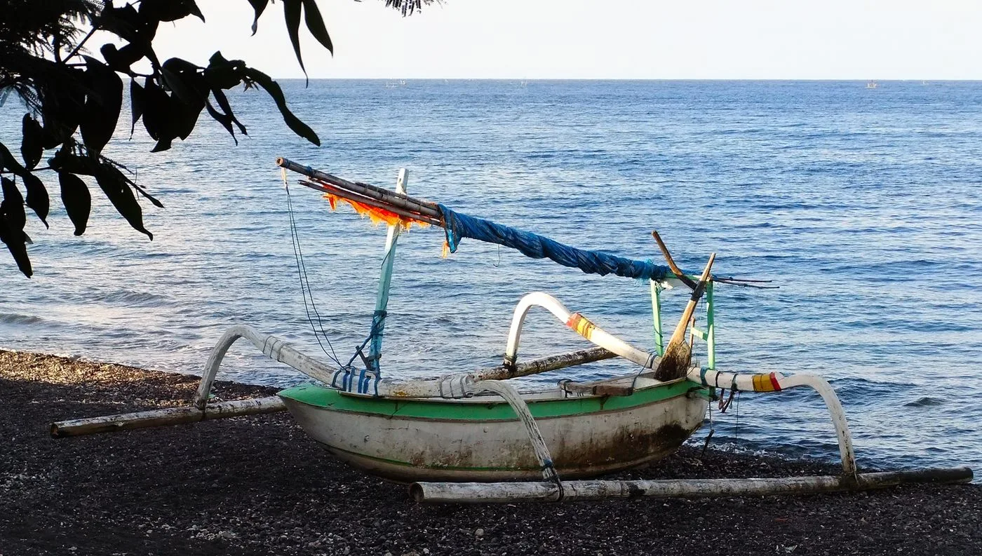 Jukung, barca tradicional de pescadores, en la playa de Amed